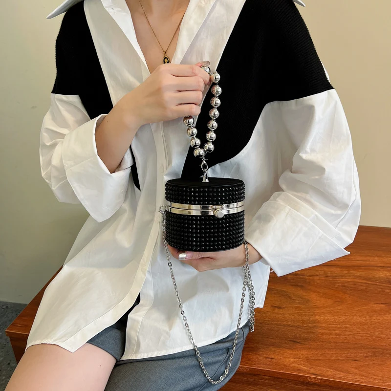 Bolsa Feminina Cilindro Transversal com Corrente, Strass e Pérolas, Design Obliquo, Personalidade e Estilo para um Look Moderno — foto 5