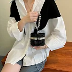 Bolsa Feminina Cilindro Transversal com Corrente, Strass e Pérolas, Design Obliquo, Personalidade e Estilo para um Look Moderno — foto 5