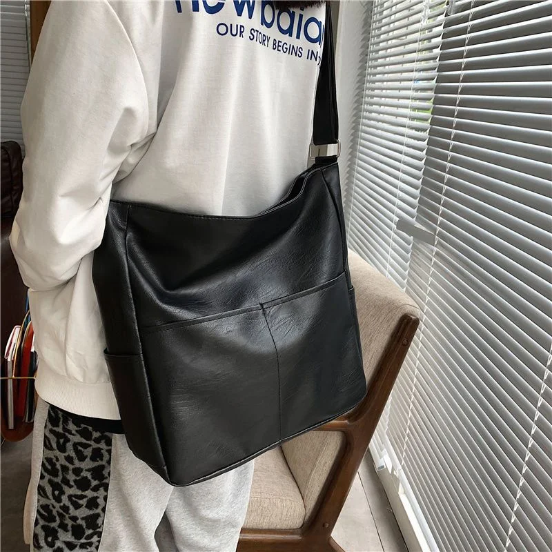 Bolsa transversal masculina casual grande, moderna e estilosa, com ótima capacidade, ideal para uso diário e viagens. — foto 23