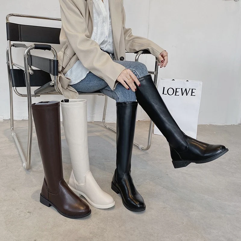 Botas de montar com zíper traseiro, bico redondo e salto quadrado. Conforto e estilo para montar ou usar no dia a dia com elegância. — foto 5