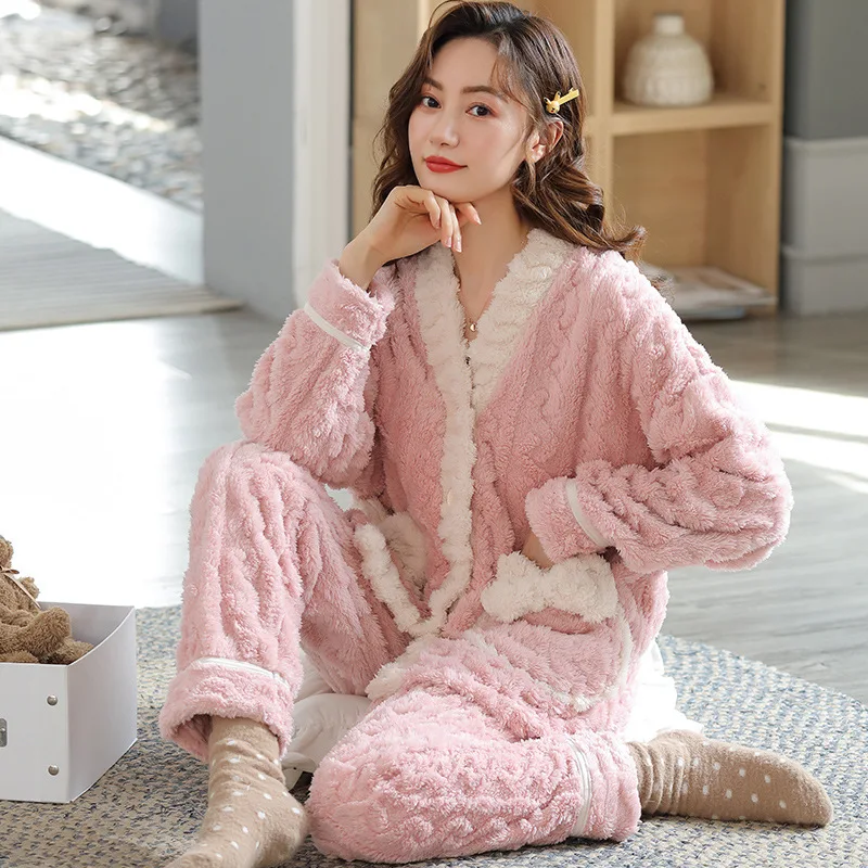 Cardigã Kimono Fofo de Coral Fleece para usar em Casa. Roupa Quentinha e Confortável para Relaxar em Casa. Perfeito para Noites Aconchegantes e Lazer. — foto 2