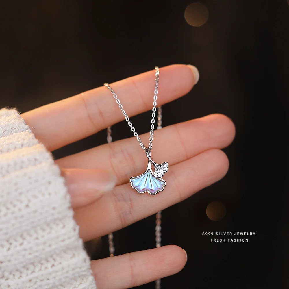 Colar de clavícula com folha de Ginkgo de zircônia micro-incrustada com pedra da lua, um acessório elegante para realçar sua beleza. — foto 8