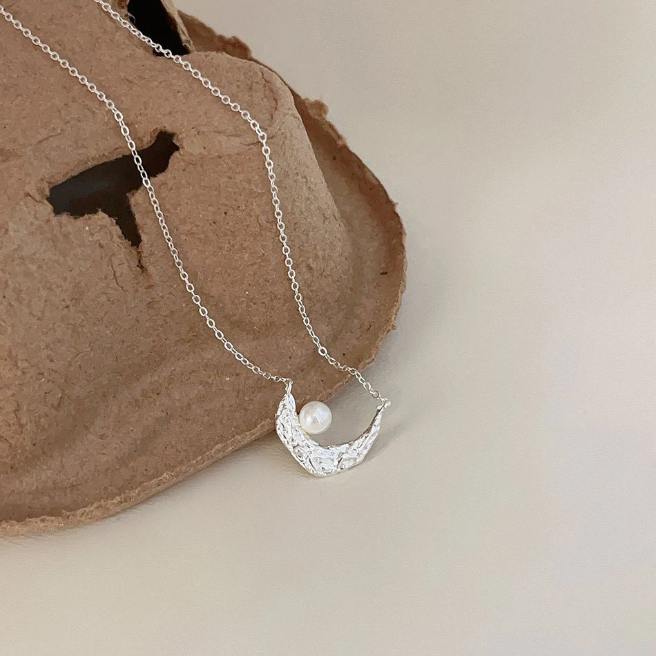 Colar Lua Crescente de Prata 925 com Pérola Elegância atemporal. Realce sua beleza com este colar deslumbrante e delicado. — foto 3
