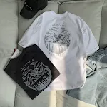 Camiseta masculina casual de moda com bordado e estampa, manga curta. Perfeita para um visual moderno e confortável no dia a dia. — foto 4