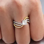 Anel bicolor de zircônia microincrustada, acessório novo e criativo de moda transfronteiriça, design elegante e moderno para realçar seu estilo. — foto 5