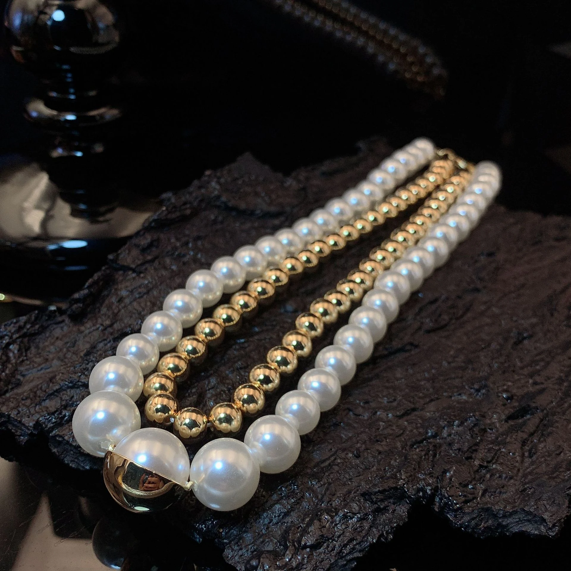 Colar de pérolas de concha estilo francês de luxo, frio e versátil. Combine com tudo e adicione sofisticação atemporal ao seu visual. — foto 1