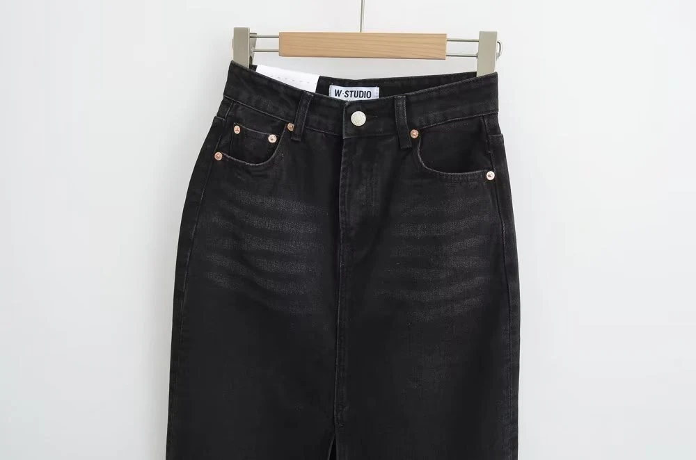 Saia jeans Lock Street com fenda frontal na barra. Conforto e estilo em uma peça única. Ideal para diversas ocasiões e looks modernos e práticos. — foto 1