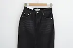 Saia jeans Lock Street com fenda frontal na barra. Conforto e estilo em uma peça única. Ideal para diversas ocasiões e looks modernos e práticos. — foto 1