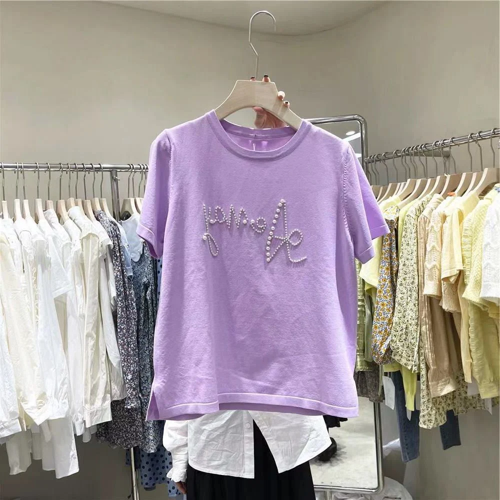 Ronde hals T-shirt met parelletters, losse korte mouwen. Een comfortabele en stijlvolle top voor een casual look, ideaal voor dagelijks gebruik. — foto 8