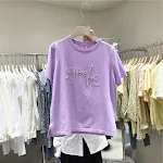 Ronde hals T-shirt met parelletters, losse korte mouwen. Een comfortabele en stijlvolle top voor een casual look, ideaal voor dagelijks gebruik. — foto 8