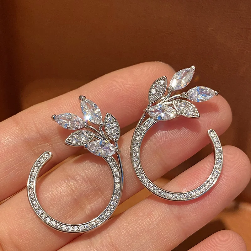 Brincos de galho de oliveira estilo frio para dama, elegância atemporal. Joia fina que realça sua beleza natural com um toque de sofisticação e charme. — foto 1