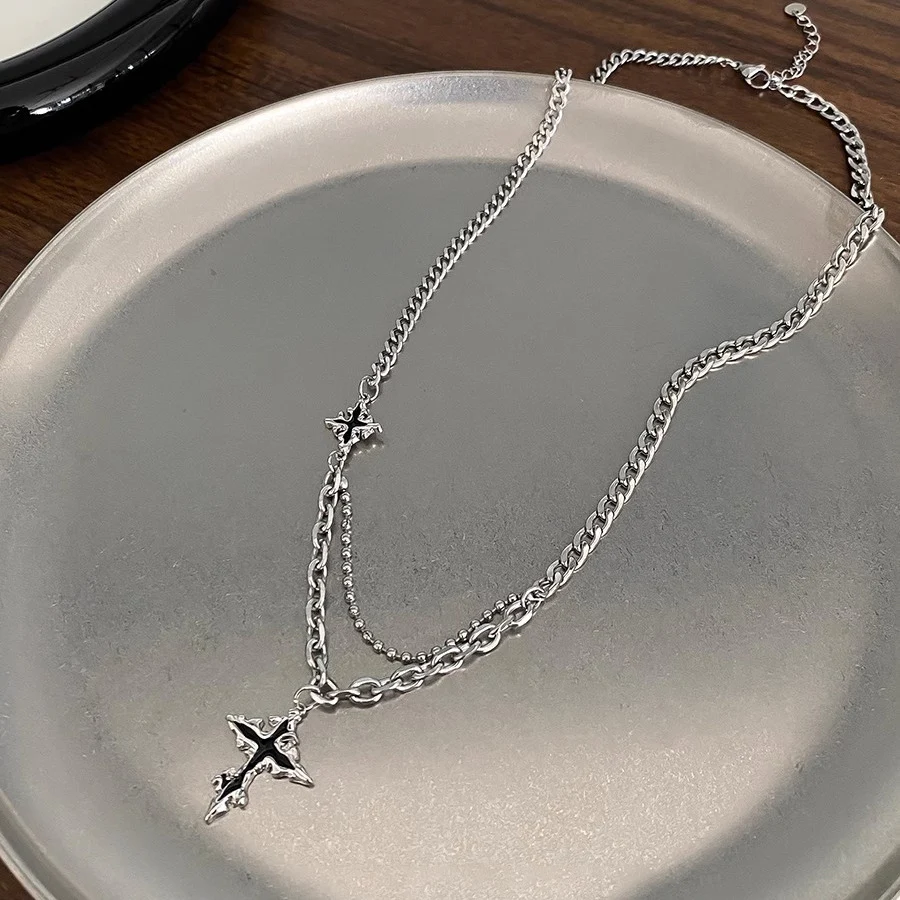 Colar de cruz escura, acessório de moda masculino com design moderno e elegante. Perfeito para um visual estiloso e expressar sua personalidade. — foto 7