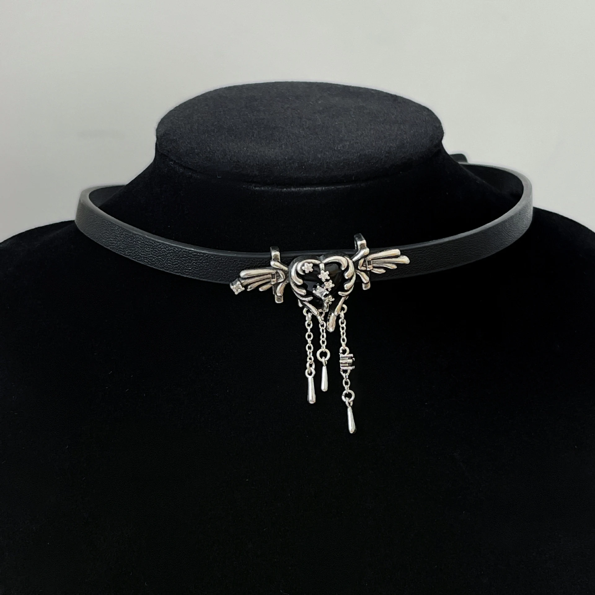 Colar com pingente de anjo escuro em prata 925, textura de zircônio preto e borla, um acessório elegante e impactante. — foto 5