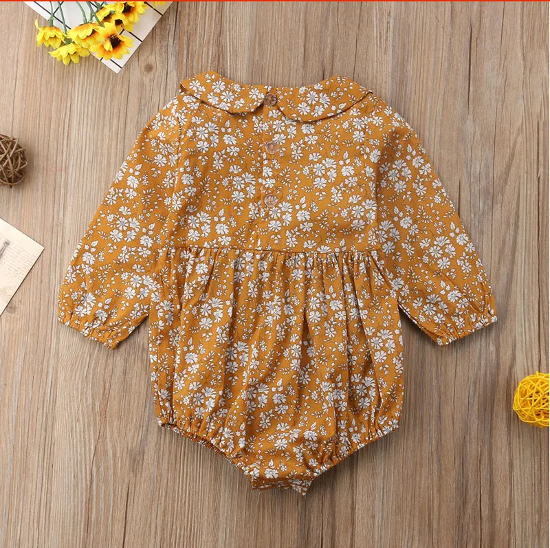 Macacão Melina para bebê menina, roupa de engatinhar, manga longa, floral pequeno, fivela nas costas, perfeito para conforto e charme. — foto 5