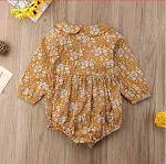 Macacão Melina para bebê menina, roupa de engatinhar, manga longa, floral pequeno, fivela nas costas, perfeito para conforto e charme. — foto 5