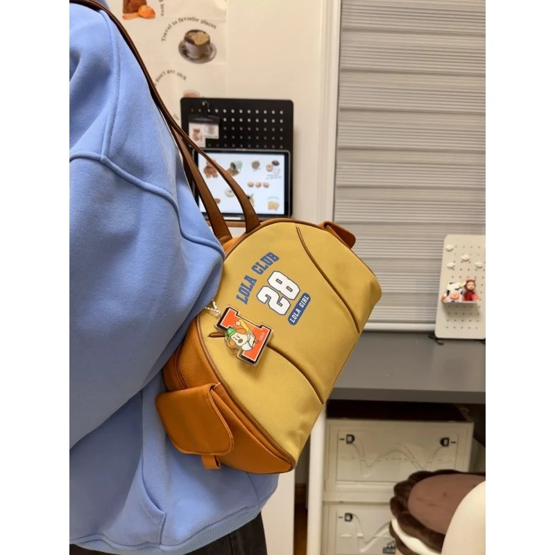 Bolsa de ombro semicircular tridimensional retrô americana. Design vintage e elegante para carregar seus pertences essenciais com estilo e praticidade, ideal para o dia a dia. — foto 6