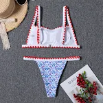 Yeni Avrupa ve Amerikan seksi tığ işi yırtmaçlı bikini. Plajda veya havuzda bu cesur ve göz alıcı mayoyla kendinizi özgüvenli hissedin. — Fotoğraf 5