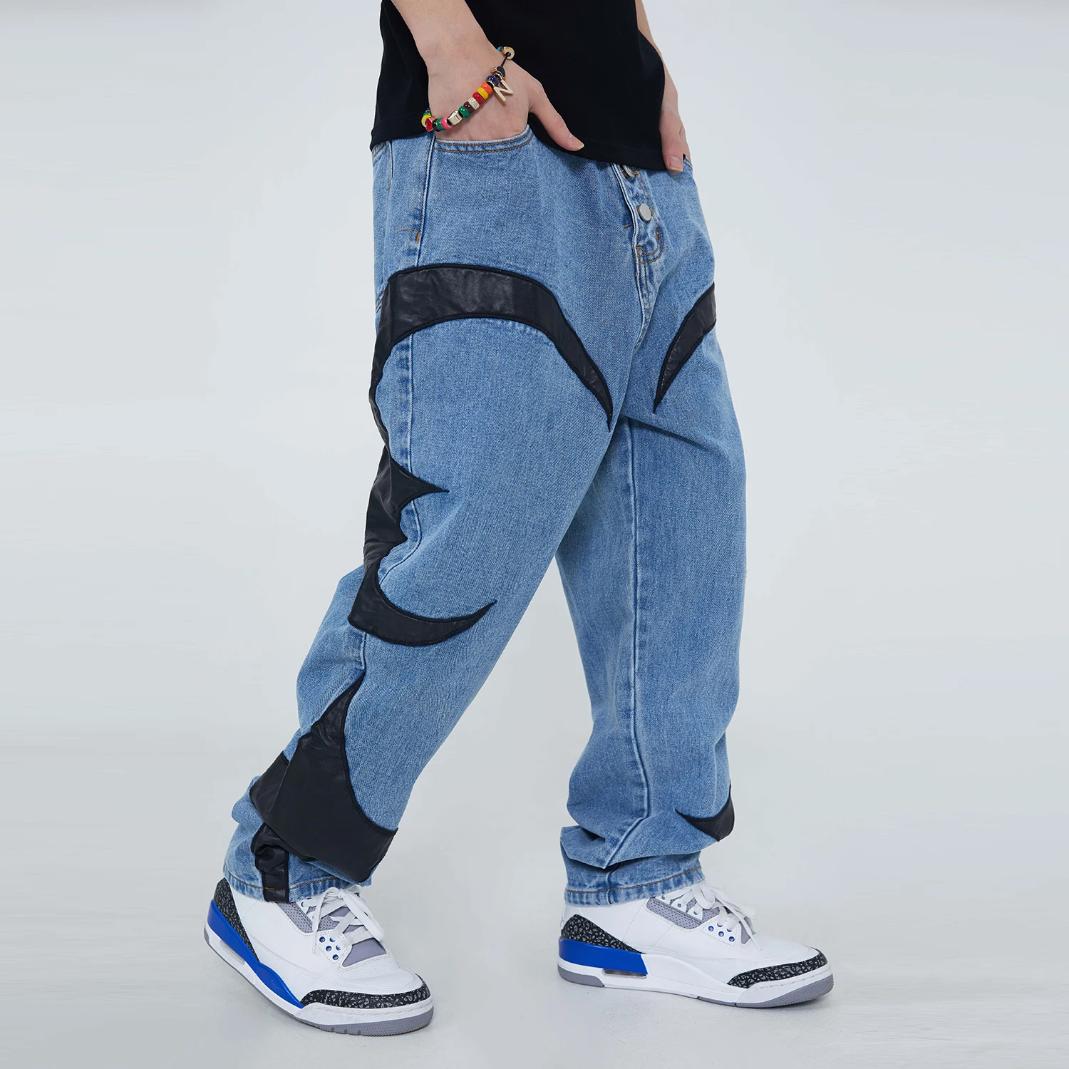 Męskie jeansy American Retro z przeszyciami ze skóry PU. Stylowe spodnie w stylu retro, idealne na co dzień, łączące wygodę i modny wygląd. — zdjęcie 4