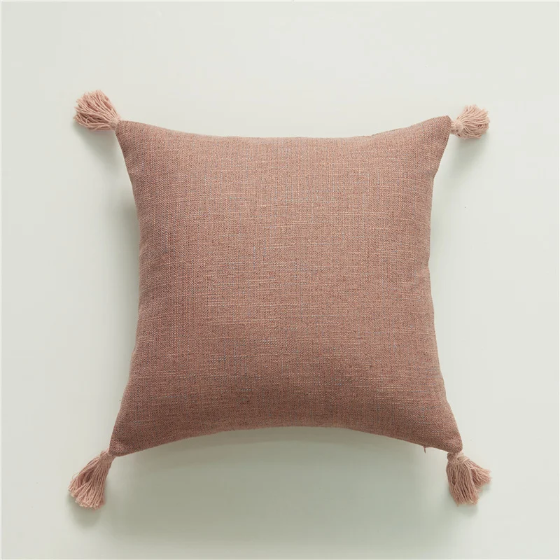 Housse de coussin faite à la main en coton et lin avec des pompons. Ajoutez une touche bohème et confortable à votre canapé ou lit. — photo 5