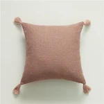 Housse de coussin faite à la main en coton et lin avec des pompons. Ajoutez une touche bohème et confortable à votre canapé ou lit. — photo 5