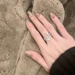 Anel aberto de camada dupla com gotas d'água de zircônia Cold Wind. Adicione um toque de elegância e sofisticação ao seu visual diário com este anel. — foto 11