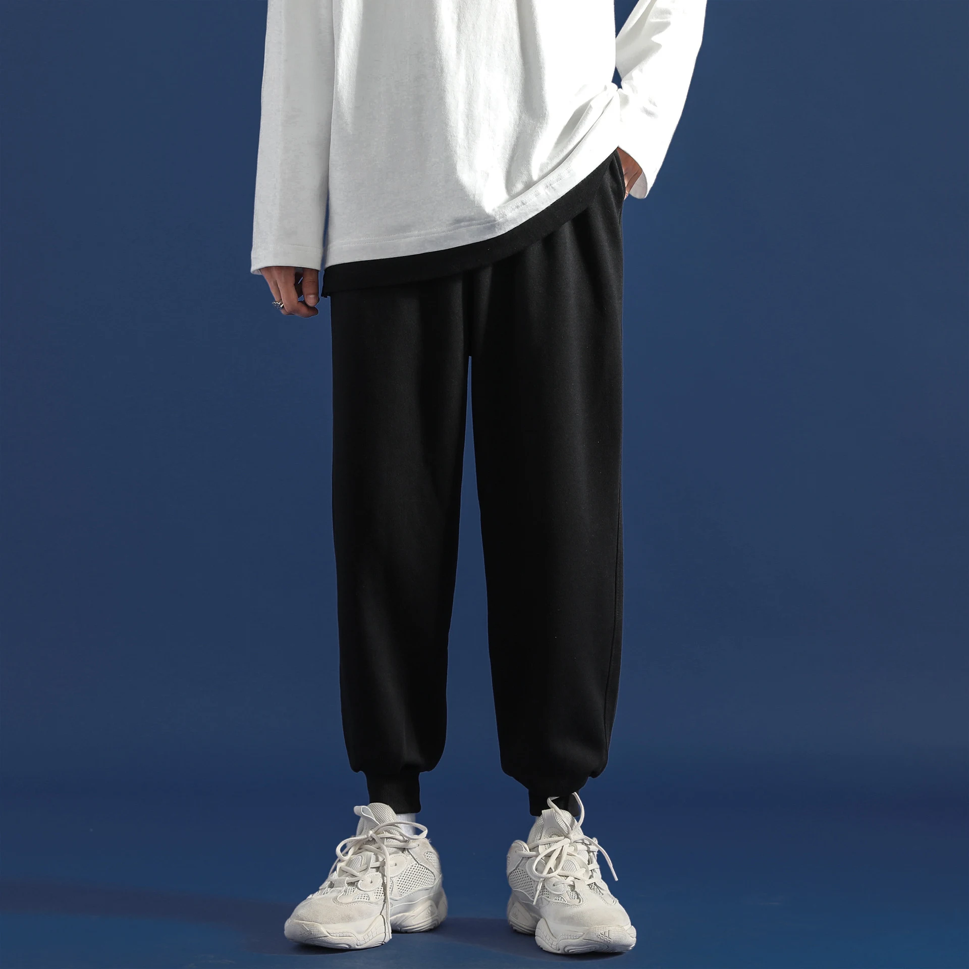 Effen Kleur Enkelbroek Herfst en Winter. Comfortabele en stijlvolle broek voor de herfst- en wintermaanden. Perfect voor diverse outfits. — foto 6