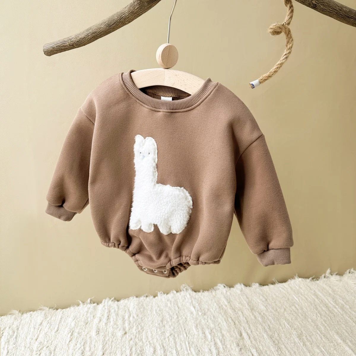 Romper triangular doce de veludo bordado alpaca com gola redonda e espessura, ideal para um visual adorável e aconchegante. — foto 9