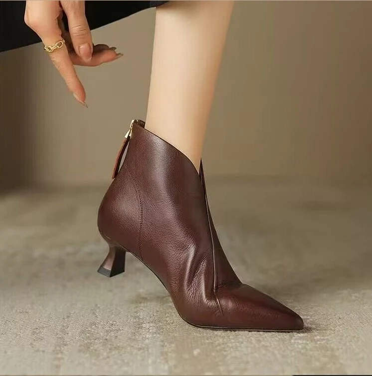 Botas curtas femininas de salto baixo e bico fino, perfeitas para um visual elegante e confortável, ideais para diversas ocasiões e uso diário. — foto 1