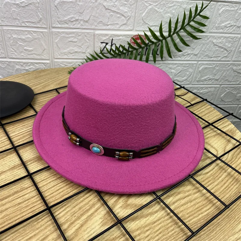 Chapéu britânico retrô de lã com aba larga e topo plano. Ideal para um visual elegante, clássico e confortável, perfeito para diversas ocasiões. — foto 3