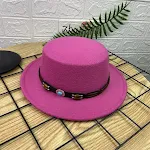 Chapéu britânico retrô de lã com aba larga e topo plano. Ideal para um visual elegante, clássico e confortável, perfeito para diversas ocasiões. — foto 3