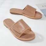 Sandálias e chinelos de um passo com padrão de pedra e velcro, rasteirinhas planas para conforto e praticidade no dia a dia. — foto 1