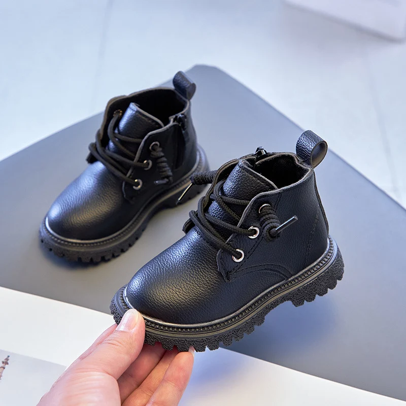 Stivaletti corti in pelle nera autunnali per bambine. Calzature comode e alla moda, perfette per mantenere i piedi caldi e completare ogni outfit. — foto 3