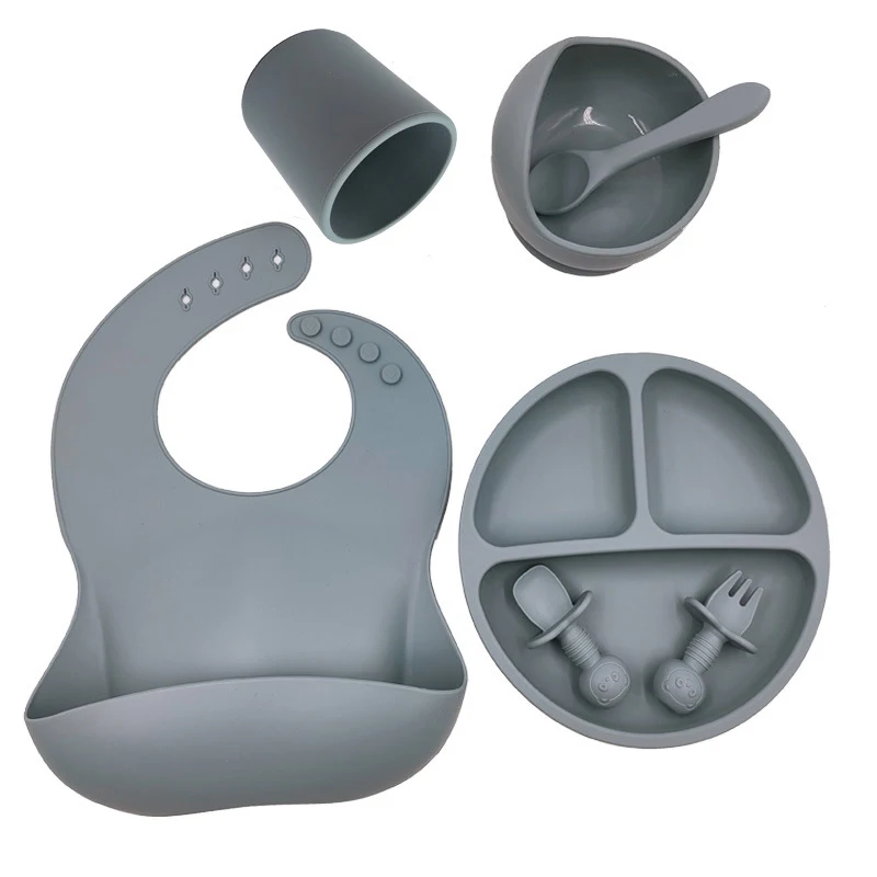 Kit de talheres para bebês com babador de silicone, copo e colher. Alimentação segura e prática, livre de BPA, perfeito para seu bebê. — foto 3