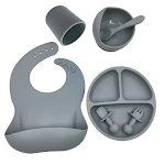 Kit de talheres para bebês com babador de silicone, copo e colher. Alimentação segura e prática, livre de BPA, perfeito para seu bebê. — foto 3