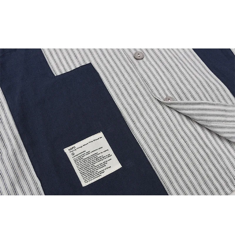 Camisa Retro Ami Cáqui com Costura Contrastante, Estilo Trendy. Perfeita para um visual vintage e moderno. Conforto e elegância em uma só peça. — foto 3