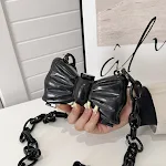 Bolsa de mão feminina versátil, moda sob o braço, perfeita para diversas ocasiões e estilos, combinando praticidade e elegância. — foto 4