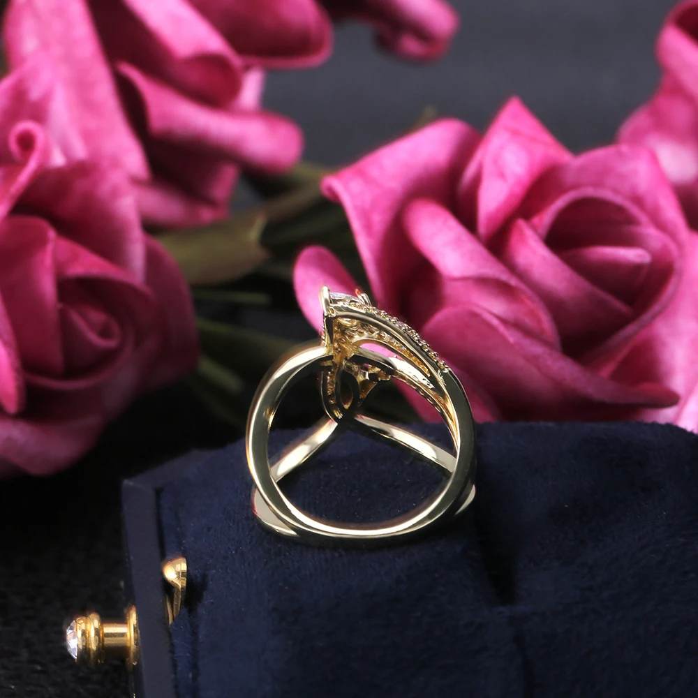 Anel Simples Brilhante Adicione um toque de brilho ao seu visual! Este anel elegante é perfeito para uso diário, combinando com qualquer estilo. — foto 4