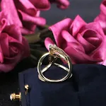 Anel Simples Brilhante Adicione um toque de brilho ao seu visual! Este anel elegante é perfeito para uso diário, combinando com qualquer estilo. — foto 4
