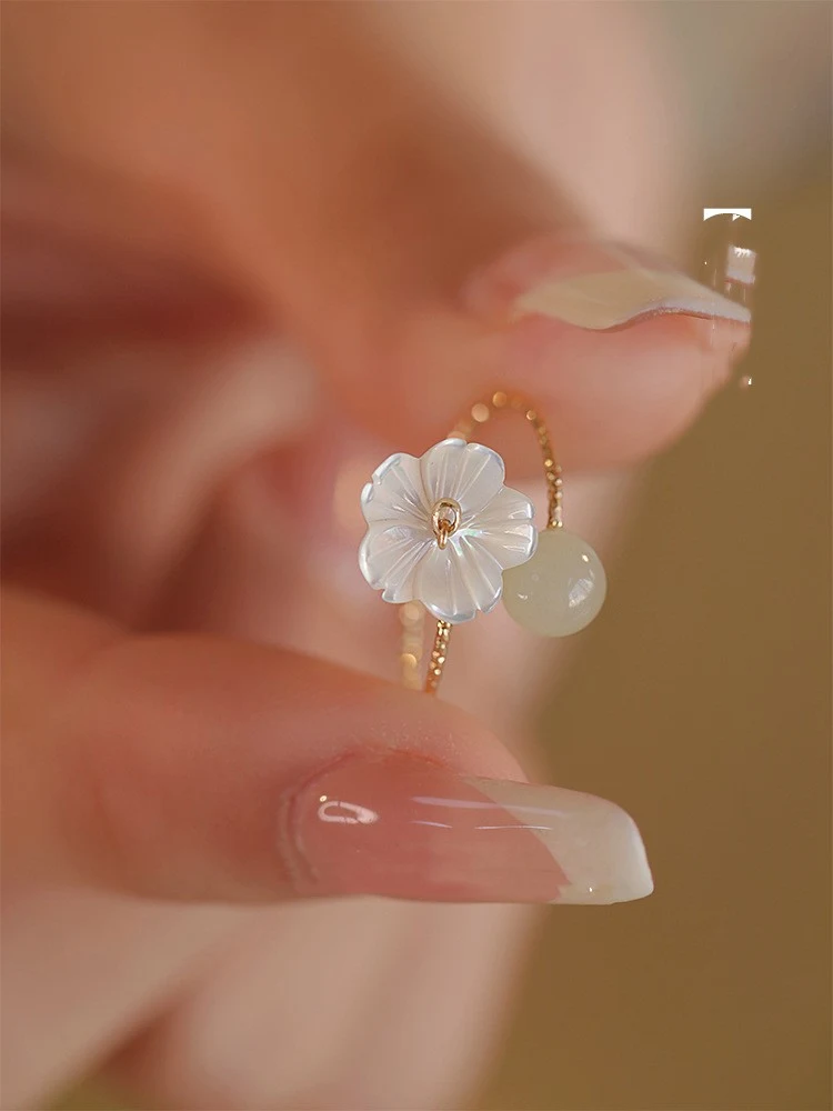 Anel de Jade Hetian Natural Feminino. Adicione um toque de beleza natural e elegância atemporal ao seu estilo. Um acessório perfeito para mulheres. — foto 1