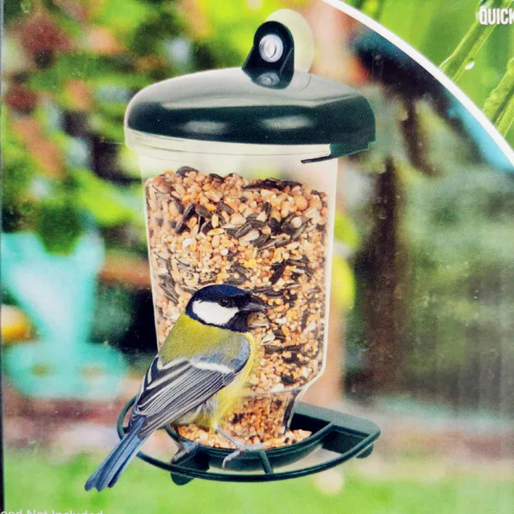 Comedouro automático transparente para pássaros com suspensão e tampa. Alimente suas aves de forma fácil e protegida no jardim ou varanda. — foto 1