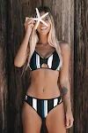 Verticaal gestreepte split-bikini voor de zomer. Deze tweedelige set accentueert je figuur, biedt comfort en is perfect voor strand en zwembad. — foto 3