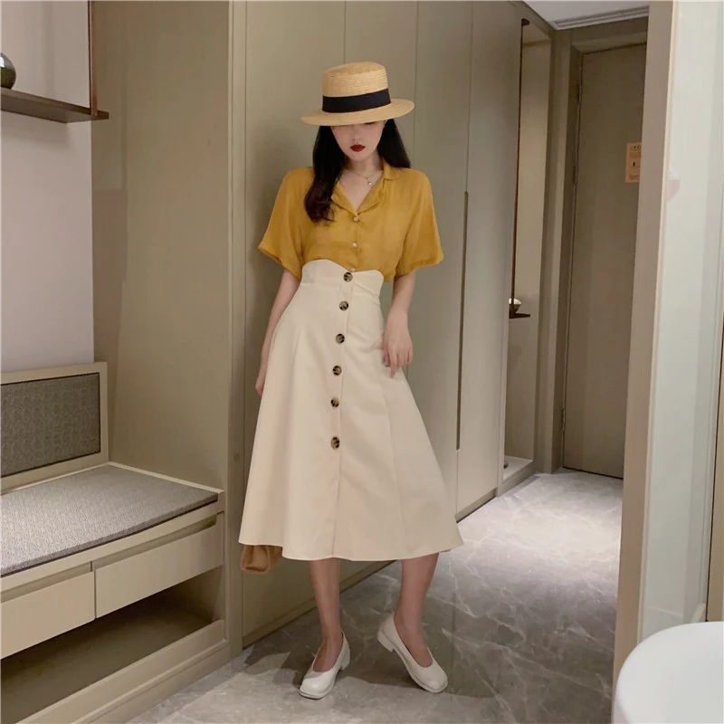 Vestido retrô com decote em V, abotoamento simples e saia rodada. Um visual feminino e sofisticado para diversas ocasiões especiais. — foto 10