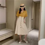 Vestido retrô com decote em V, abotoamento simples e saia rodada. Um visual feminino e sofisticado para diversas ocasiões especiais. — foto 10