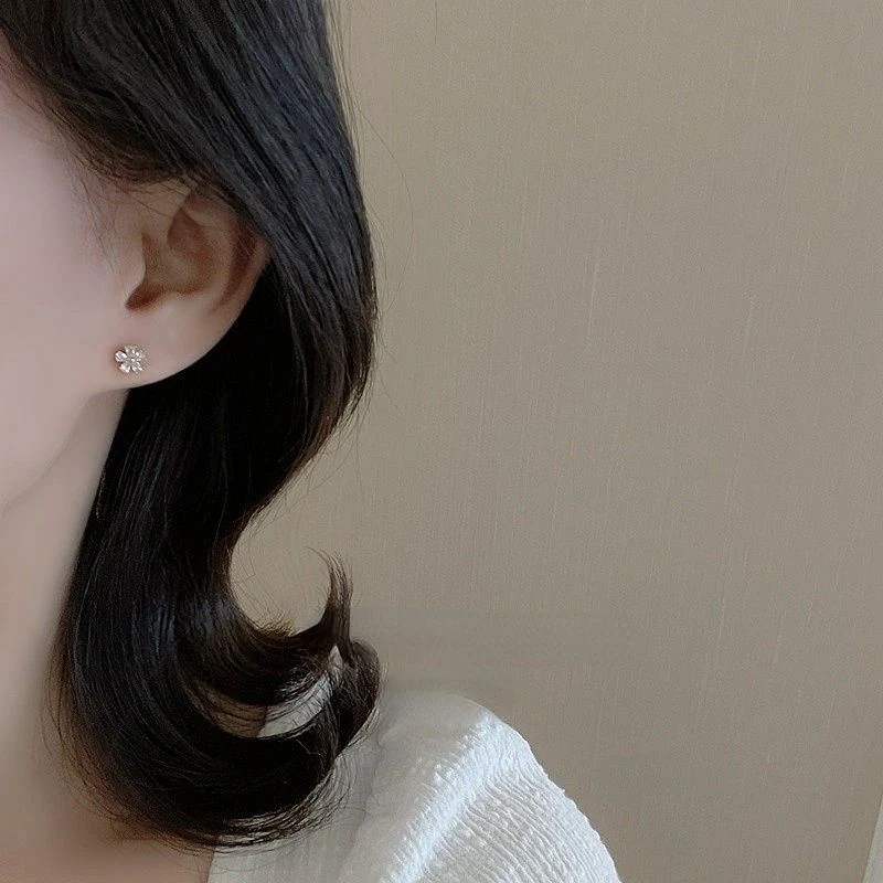 Miniflores Aretes de plata con aguja de circonita, pequeños y elegantes, perfectos para uso diario. Obtén brillo sutil y comodidad duradera. — foto 7