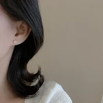 Miniflores Aretes de plata con aguja de circonita, pequeños y elegantes, perfectos para uso diario. Obtén brillo sutil y comodidad duradera. — foto 7