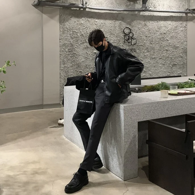 Loose trendy vintage American fashion brand leather jacket. Experience ultimate comfort and style, a timeless statement — photo 5