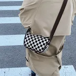 Camiseta japonesa con botones, estilo dulce, tablero de ajedrez blanco y negro, moda informal y versátil para un look moderno. — foto 1