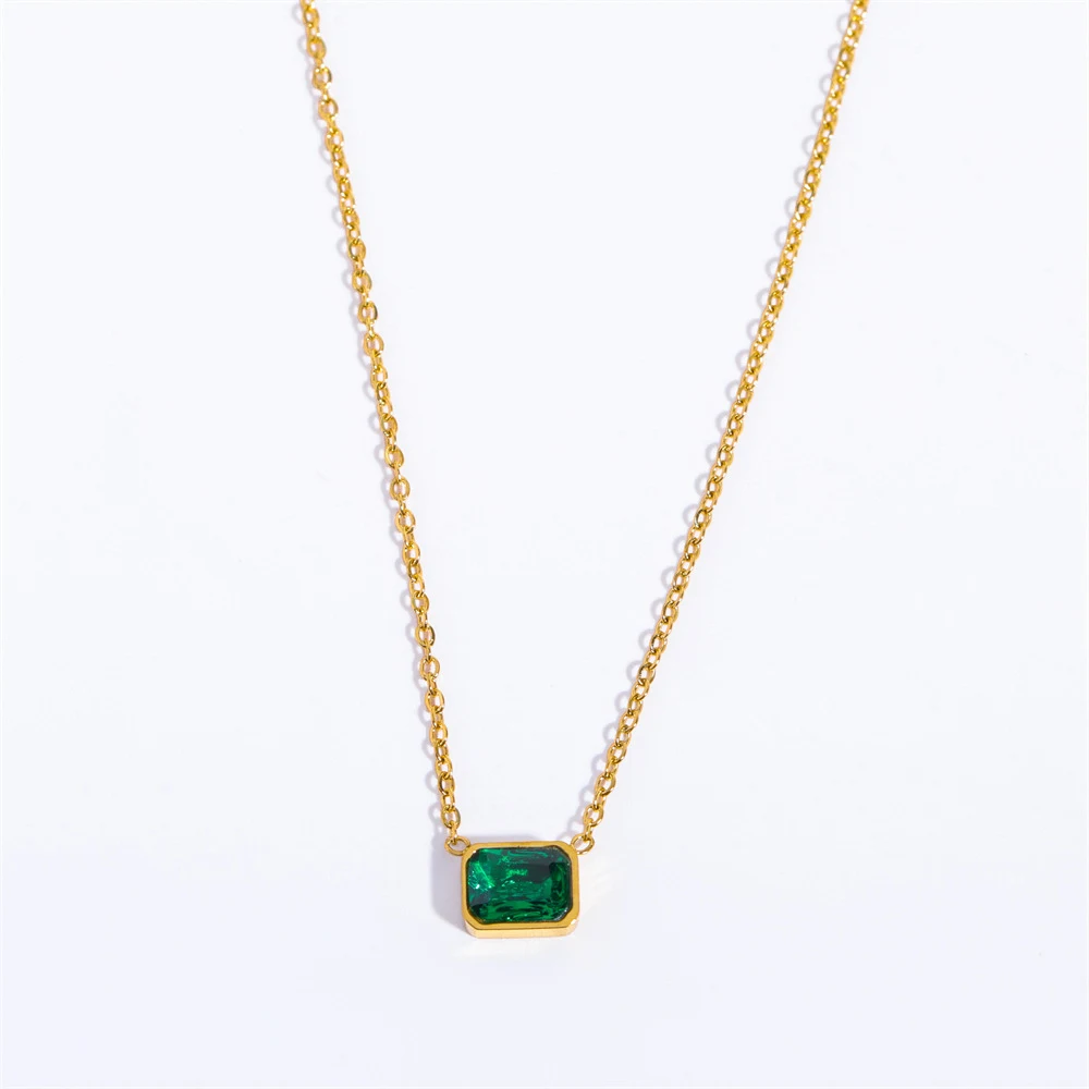 Colar quadrado simples de aço inoxidável com zircônia tricolor, um acessório elegante e moderno para mulheres, ideal para complementar qualquer look. — foto 2