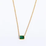 Colar quadrado simples de aço inoxidável com zircônia tricolor, um acessório elegante e moderno para mulheres, ideal para complementar qualquer look. — foto 2