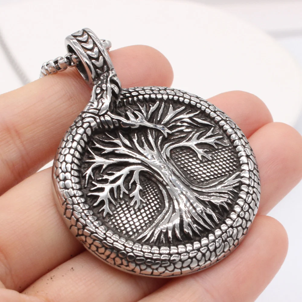 Colar com pingente de placa redonda em aço titânio Viking Lucky Tree, amuleto nórdico para sorte, estilo e proteção. — foto 9